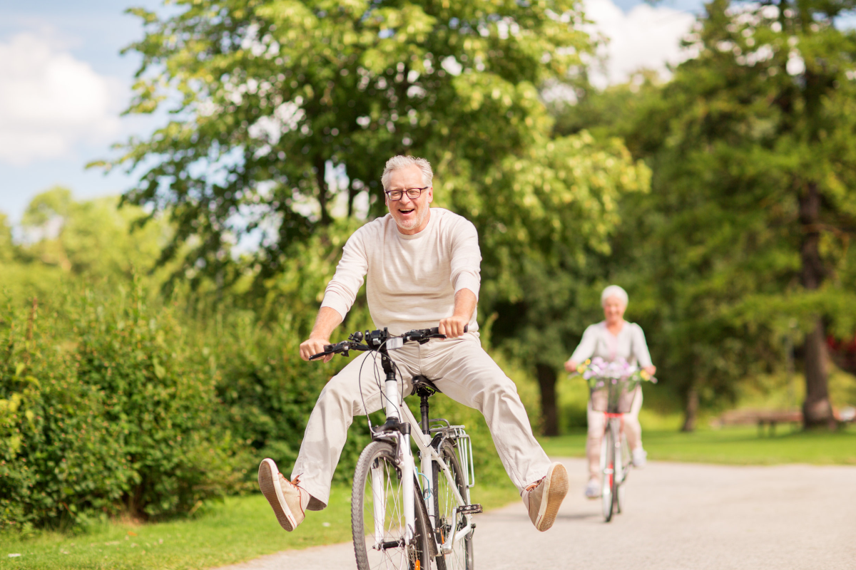 couple cycling