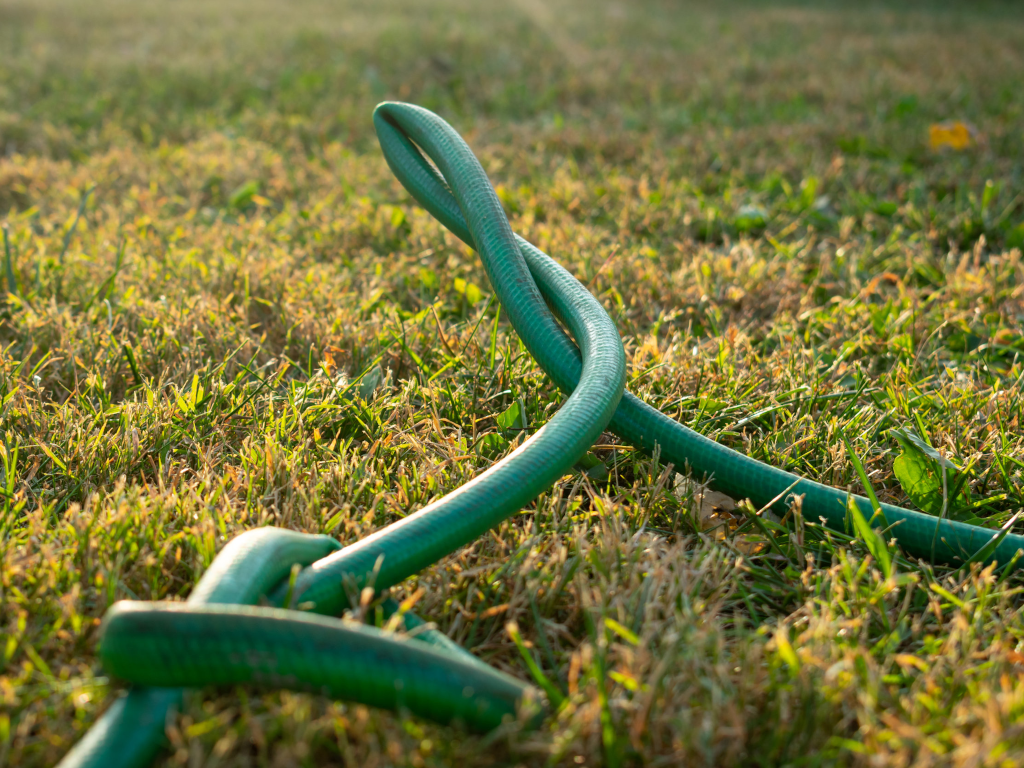 verknoteter gartenschlauch